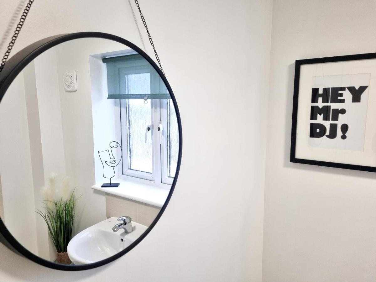 Modern & Spacious 3 Bedrooms And 2 Bathrooms Home, Free Parking! Cambridge  Dış mekan fotoğraf